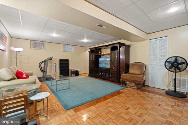 Fitness Equipment, Interior, Living room, Recessed Lighting, Wood Texture Flooring