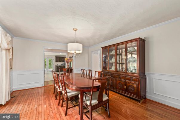 Chandelier, Dining room, Interior, Recessed Lighting, Wood Texture Flooring