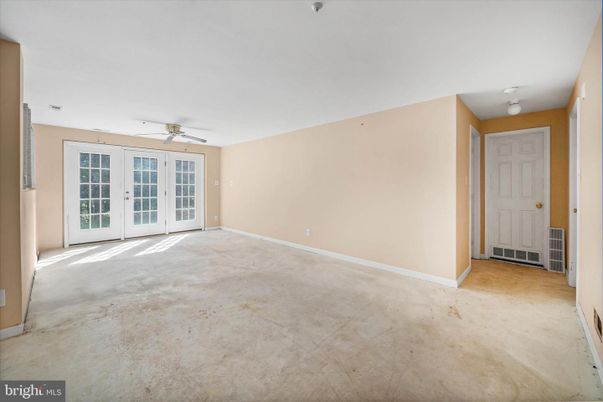 Empty room, Interior
