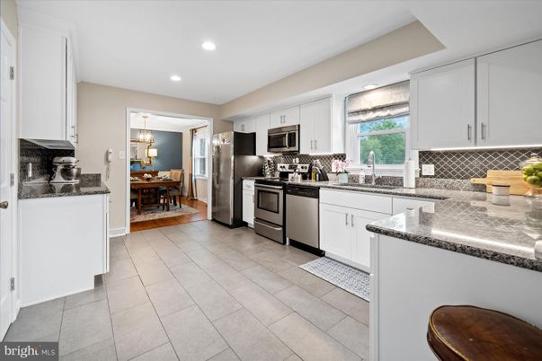 Chandelier, Dining room, Interior, Kitchen, Pendant Lights, Recessed Lighting, Stainless Steel Appliances