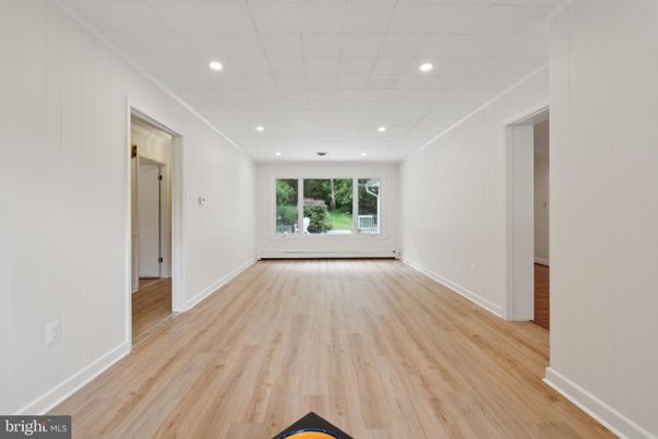 Empty room, Interior, Recessed Lighting, Wood Texture Flooring