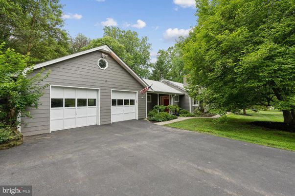 Attached, Exterior, Facade, Ranch