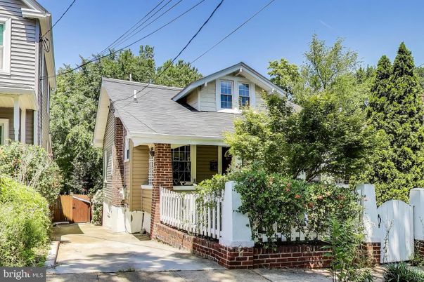 Exterior, Facade, Brick Facade, American Foursquare