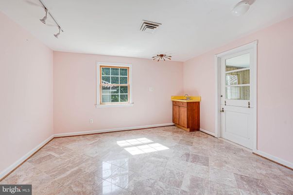 Empty room, Interior