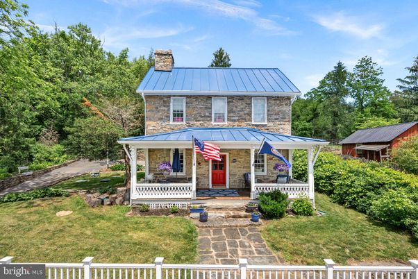 Backyard, Exterior, Facade, Queen Anne Victorian