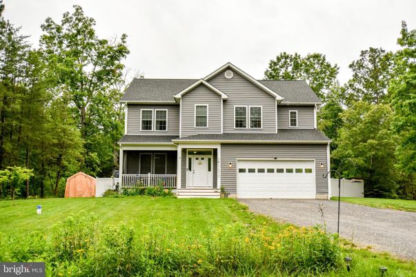 Attached, Exterior, Facade, Farmhouse