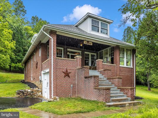 Exterior, Facade, Brick Facade, American Foursquare