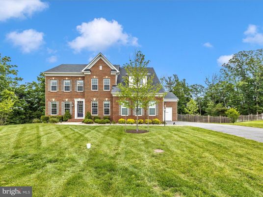 Attached, Exterior, Facade, Brick Facade, Georgian