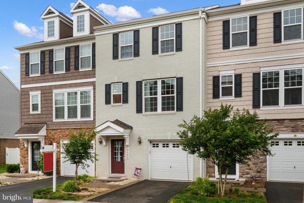 Attached, Exterior, Facade, Rowhouse