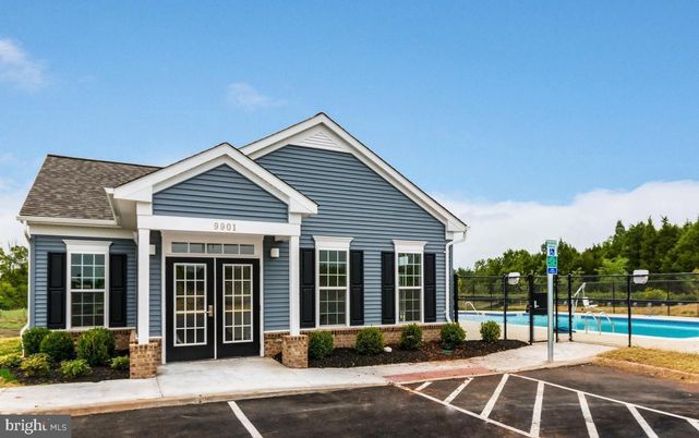 Exterior, Facade, Pool, Ranch