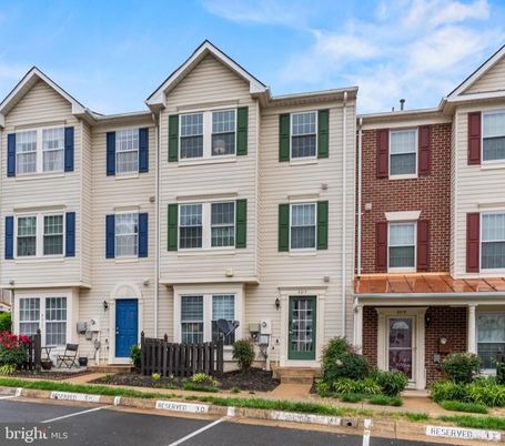 Exterior, Facade, Brick Facade, Rowhouse