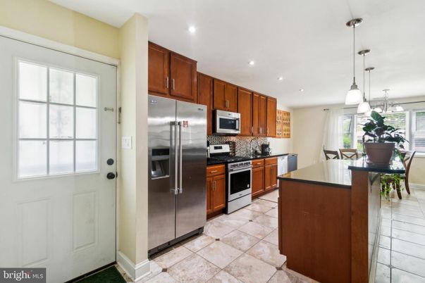 Dining room, Interior, Kitchen, Pendant Lights, Recessed Lighting, Stainless Steel Appliances