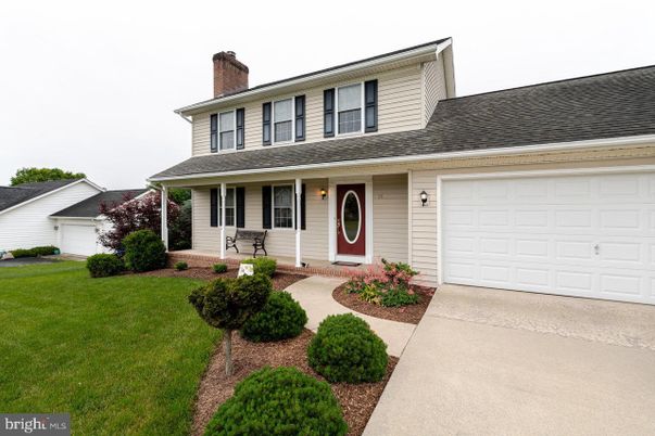 Attached, Exterior, Facade, Split Level