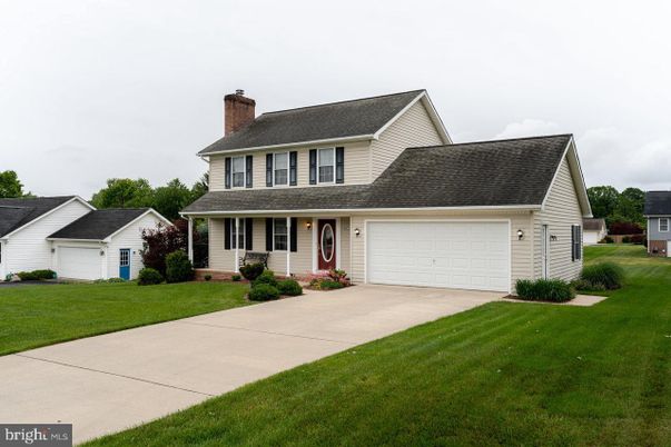 Attached, Exterior, Facade, Farmhouse