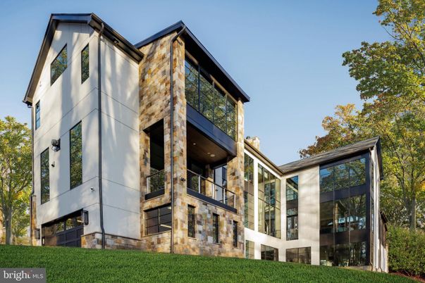 Exterior, Facade, Modern