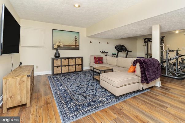 Fitness Equipment, Interior, Living room, Recessed Lighting, Wood Texture Flooring