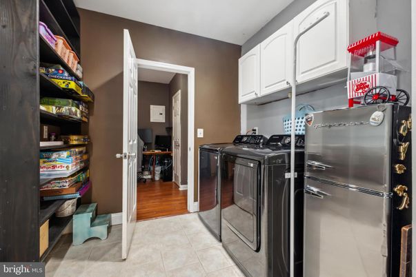 Interior, Washer, Wood Texture Flooring