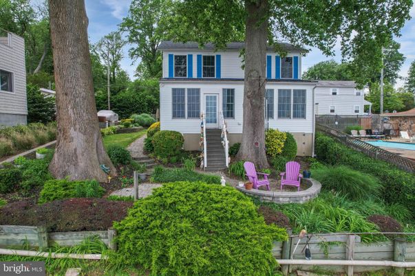 Backyard, Exterior, Facade, Pool, Raised Ranch