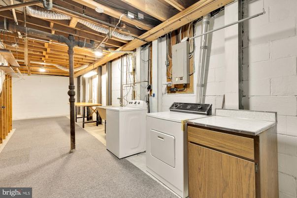 Interior, Washer, Wooden Beams