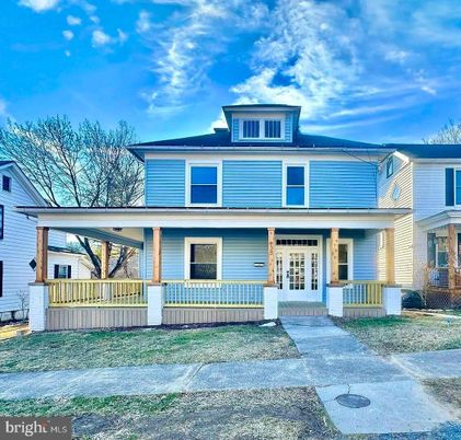 Exterior, Facade, American Foursquare