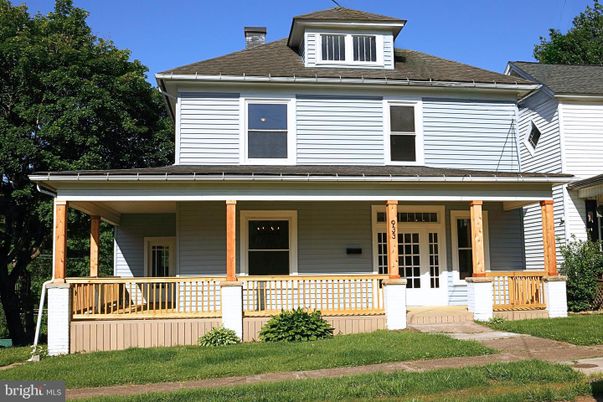 Exterior, Facade, American Foursquare
