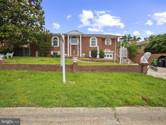 Attached, Exterior, Facade, Brick Facade, Georgian