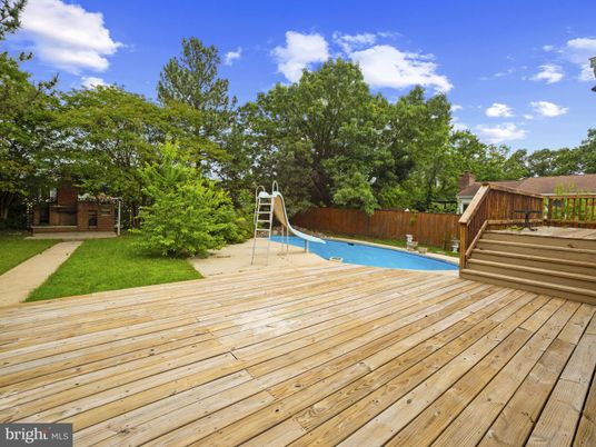Exterior, Playground, Pool