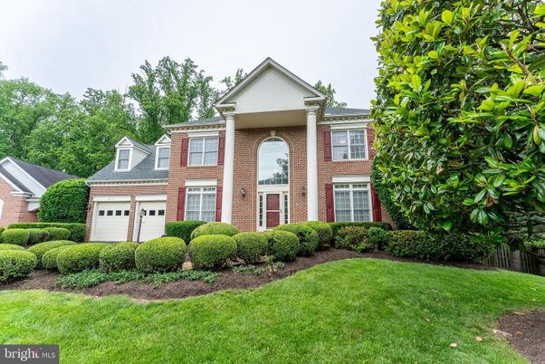 Attached, Exterior, Facade, Brick Facade, Georgian