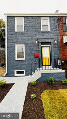 Exterior, Facade, Brick Facade, Rowhouse