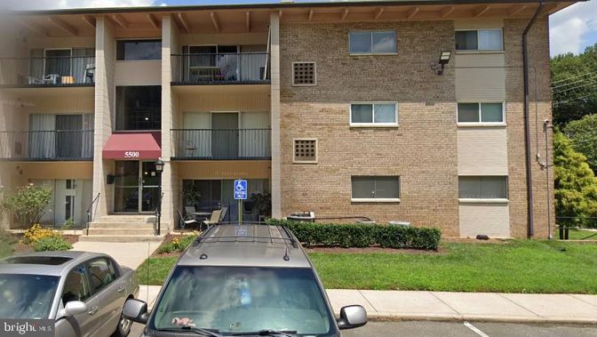 Exterior, Facade, Brick Facade, Rowhouse