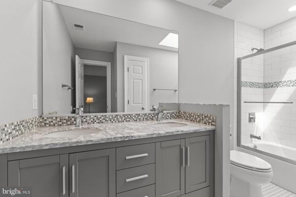 Bathroom, Dual Sink Vanities, Interior, Recessed Lighting