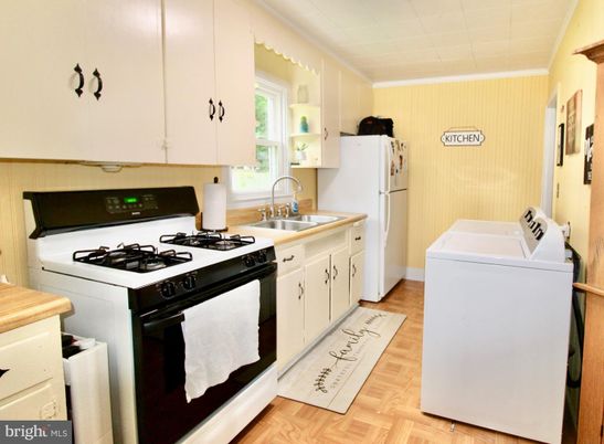 Interior, Kitchen, Washer, Wood Texture Flooring