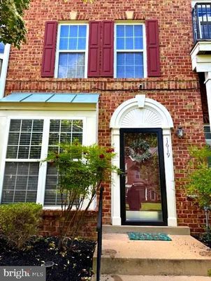Exterior, Facade, Brick Facade, Rowhouse