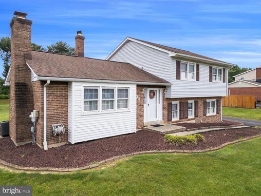 Exterior, Facade, Brick Facade, Split Level