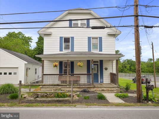 Exterior, Facade, Queen Anne Victorian