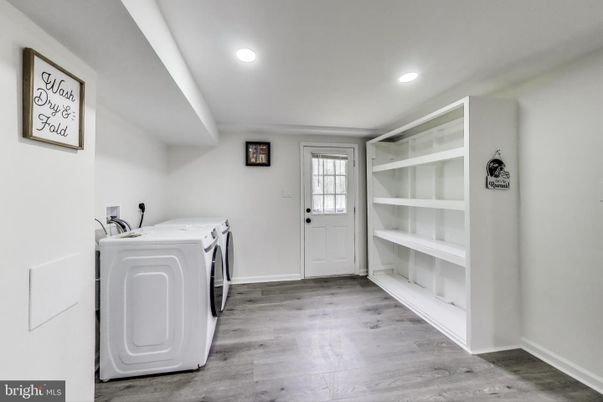 Interior, Recessed Lighting, Washer, Wood Texture Flooring