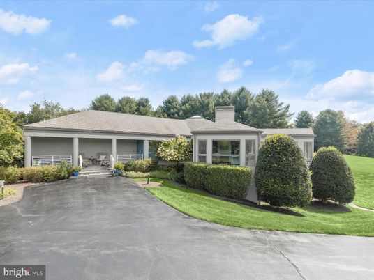 Backyard, Exterior, Facade, Ranch
