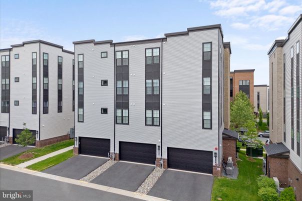 Attached, Exterior, Facade, Rowhouse