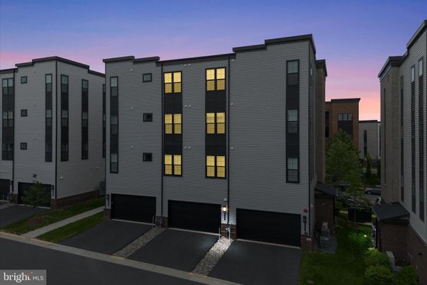 Attached, Exterior, Facade, Rowhouse