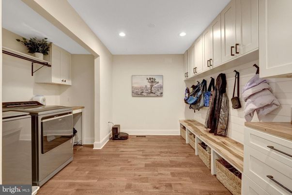 Interior, Recessed Lighting, Washer, Wood Texture Flooring