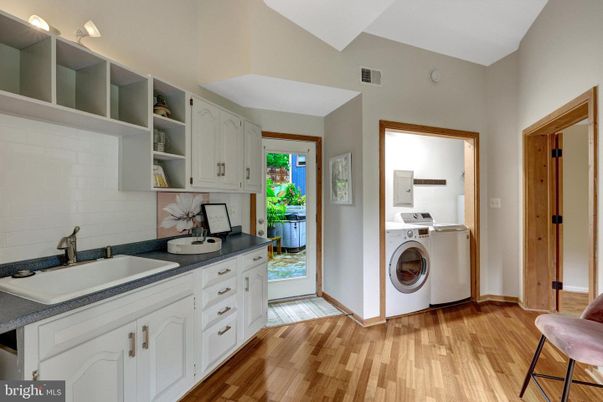 Interior, Utility Closets, Washer, Wood Texture Flooring