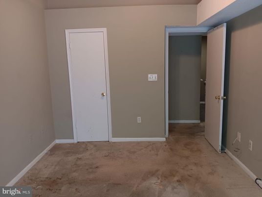 Empty room, Interior