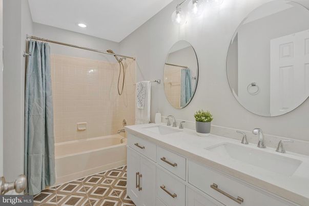 Bathroom, Dual Sink Vanities, Interior, Recessed Lighting