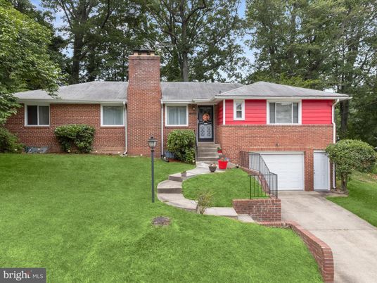 Attached, Exterior, Facade, Brick Facade, Split Level