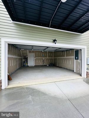 Exterior, Garage