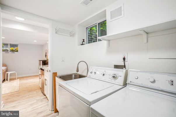 Interior, Recessed Lighting, Washer, Wood Texture Flooring