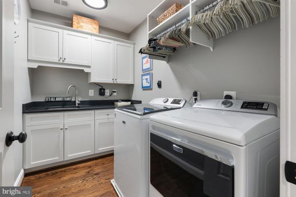 Interior, Recessed Lighting, Washer, Wood Texture Flooring