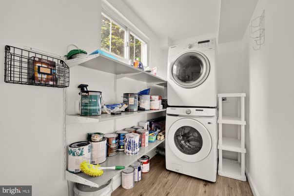 Interior, Utility Closets, Washer, Wood Texture Flooring