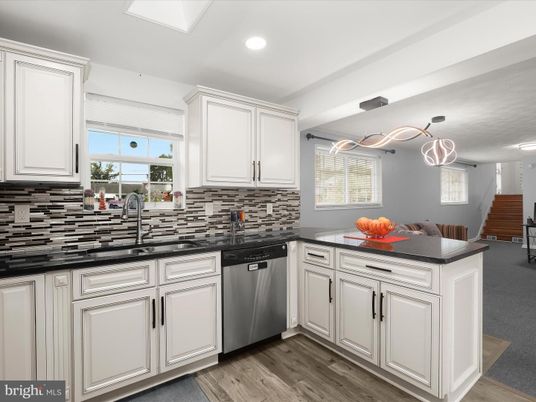 Dining room, Interior, Kitchen, Pendant Lights, Recessed Lighting, Wood Texture Flooring