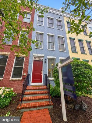 Exterior, Facade, Brick Facade, Rowhouse